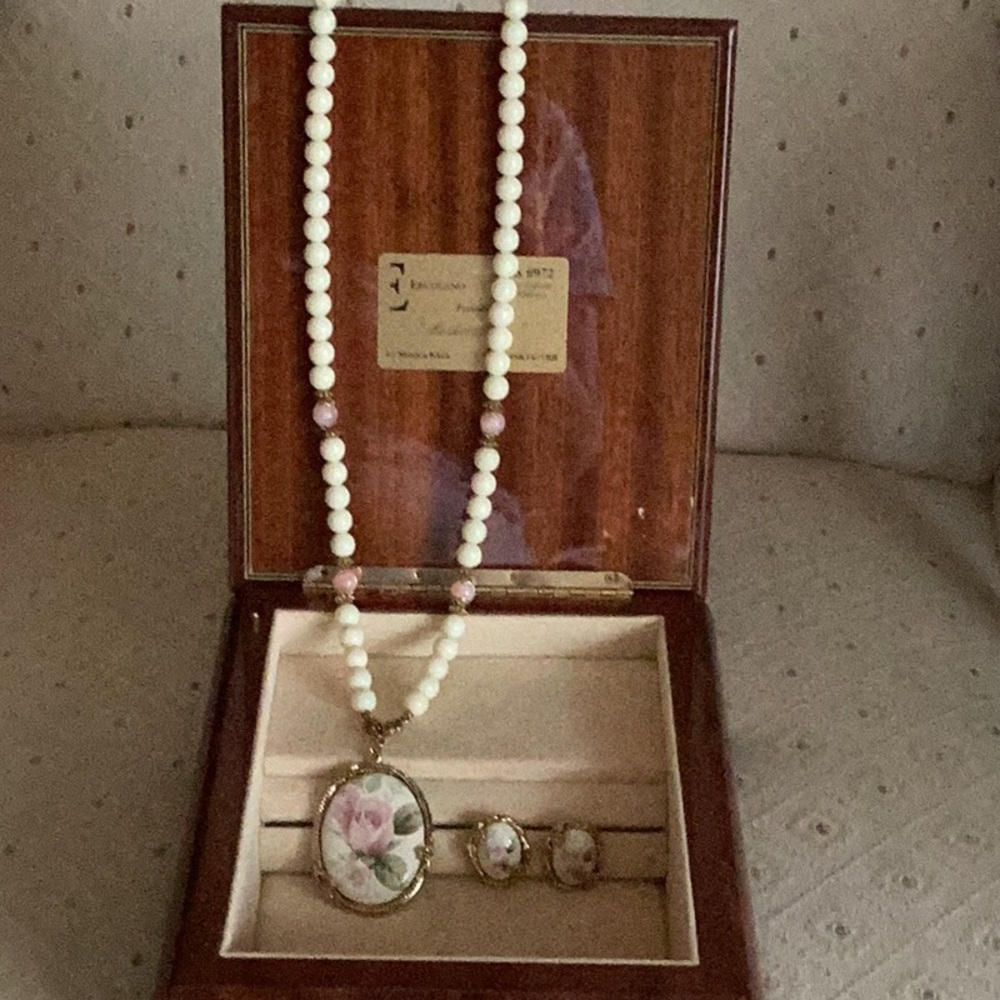 Vintage Costume Jewelry Necklace And Pierced Earrings.